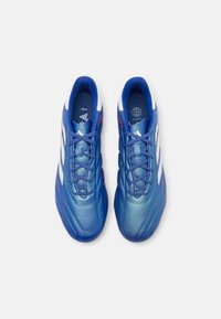 Scarpe da ginnastica blu con un design elegante, parte superiore in sintetico liscio, dettagli bianchi e lacci, dotate di una suola texturizzata per una migliore trazione.