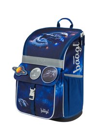 Zaino blu con un design cosmico che presenta astronavi e pianeti, realizzato in materiale durevole, con una fibbia frontale e distintivi decorativi.