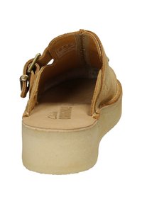 Scarpa open-back in suede marrone chiaro con suola platform di un colore chiaro, dotata di una cinghia regolabile e una soletta texturizzata per il supporto.