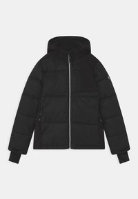 Schwarze Daunenjacke mit Kapuze, ausgestattet mit einem Reißverschluss auf der Vorderseite, langen Ärmeln und Reißverschlusstaschen. Texturierte Einsätze kontrastieren mit matten Bereichen.