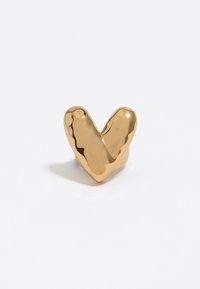 Anello d'oro a forma di cuore con superficie liscia e riflettente e bordi arrotondati; composto da un design in metallo solido. Nessun motivo visibile.