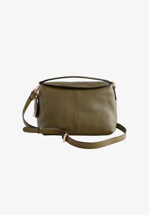 Olivgrüne Leder-Umhängetasche mit verstellbarem Riemen und roségoldener Schnalle, flach auf weißem Hintergrund liegend.