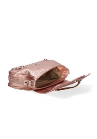 Borsa a mano in oro rosa metallico con superficie texturizzata, dotata di chiusura a scatto e interno suddiviso. Mensole includono piccole hardware in argento e manici.
