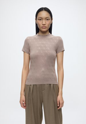 Guess, MOCK NECK TEE - T-shirt imprimé - silk taupe