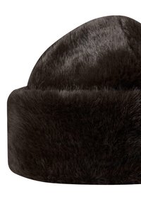 Musta karvahattu, jossa on pyöreä huippu ja leveä, litteä reuna. Tekstúri on pehmeä ja sileä, ja siinä on kiiltävä pinta, joka heijastaa valoa hienovaraisesti.