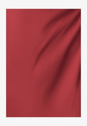 Punane kangas, millel on sile tekstuur ja kerge läige, kus on peened kortsud, mis moodustavad õrnu voldikesi kogu pinna ulatuses.