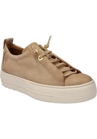 Baskets en cuir beige avec une pointe arrondie, semelle plateforme texturée crème, pièces en métal doré et lacets élastiques pour un ajustement sécurisé.