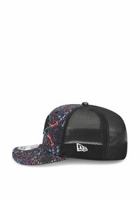 Casquette noire avec un motif éclaboussé multicolore, dos en mesh, visière courbée et logo brodé sur le côté. Comprend une fermeture snapback.