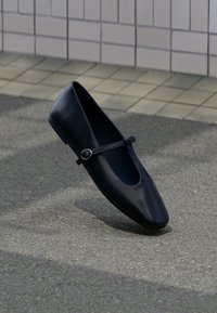 Επιλέχθηκε, black