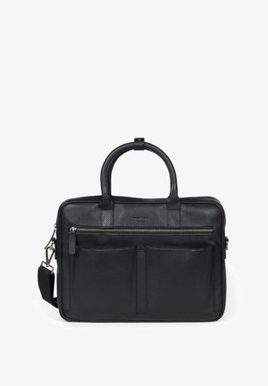 Mustassa nahkaliivissä on tekstuuripinta, jossa on kaksi etutaskua, yläkahvat ja säädettävä olkahihna.