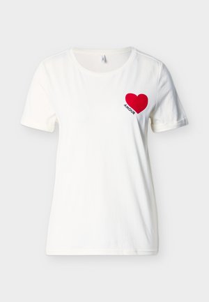 Balta īsroku T-krekls ar apaļu kakla izgriezumu, kreisajā krūtīs redzams sarkans sirds simbols un vārds "AMOUR".