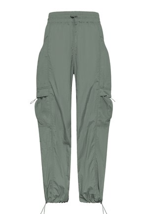 Lekke, elastyczne spodnie cargo z zielonego, stonowanego materiału, z bocznymi kieszeniami z siateczkowymi wstawkami i ściągaczami przy mankietach. Materiał wodoodporny.