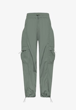 Lekke, elastyczne spodnie cargo z zielonego, stonowanego materiału, z bocznymi kieszeniami z siateczkowymi wstawkami i ściągaczami przy mankietach. Materiał wodoodporny.