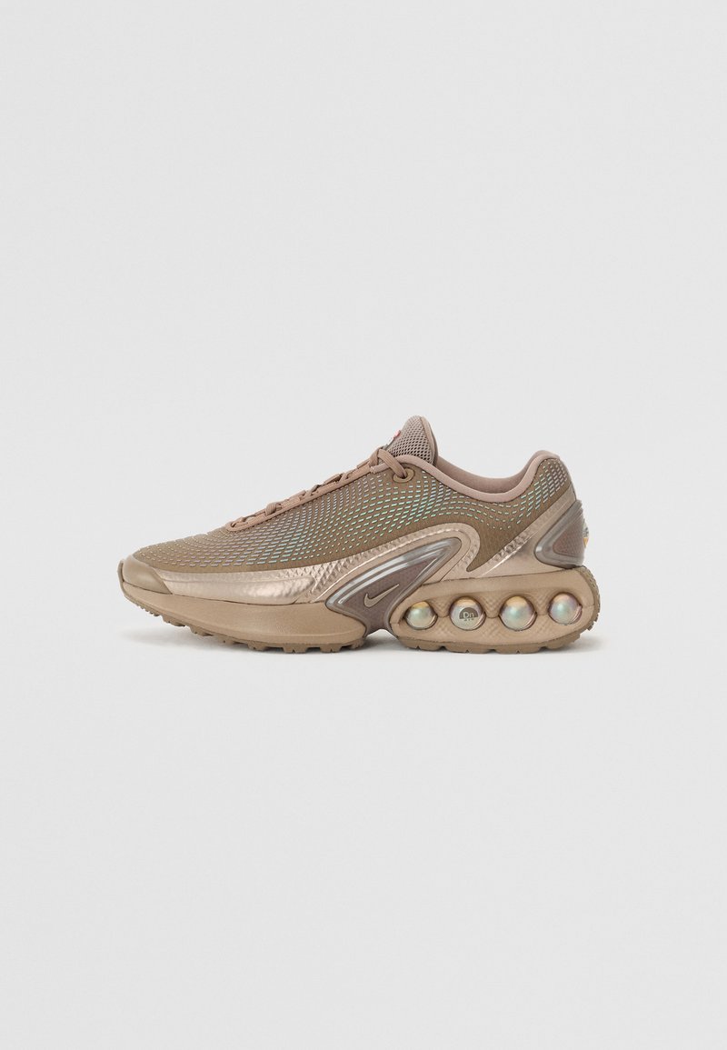Nike'i sneaker heledpruunides ja metalliktoones. Sünteetilisest materjalist pealistus tekstuursete mustritega, polsterdatud kaelus ja ainulaadne õhukese tald.