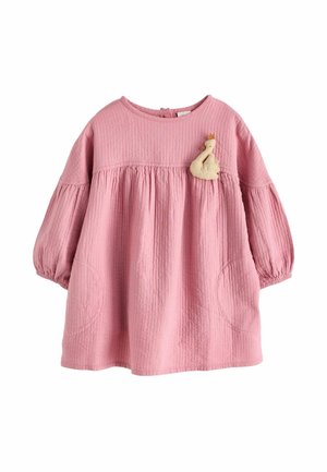 Różowa sukienka dla niemowląt z długim rękawem, o fakturowanej tkaninie, marszczonym pasie, okrągłym dekoltem i małą beżową aplikacją łabędzia z koroną na piersi.