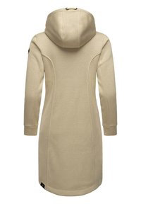 Manteau beige à capuche en tissu tricoté texturé, avec coutures latérales, manches longues et un accent logo près de l'ourlet. Vue de dos.