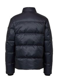 Tamno plava puffer jakna, s prešitom dizajnom i jasno odvojenim horizontalnim dijelovima, visokim ovratnikom i elastičnim manžetama za dodatnu izolaciju.