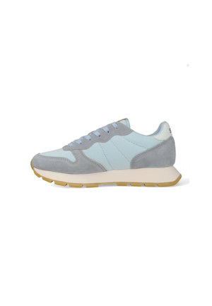 Sneaker in suede azzurro chiaro e grigio con suola imbottita bianca e suola in gomma color caramello, design con lacci e stile basso, mostrato dalla parte interna laterale.