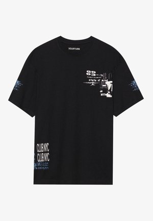 Schwarzes Baumwoll-T-Shirt mit kurzen Ärmeln, das weiße und blaue Grafiken zeigt, einschließlich Text und abstrakten Mustern auf der Vorderseite und dem Ärmel.