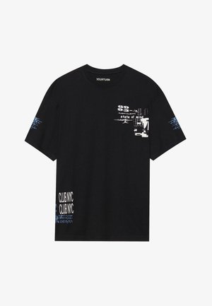 Camiseta de algodón negra de manga corta, con diseños gráficos en blanco y azul, incluyendo texto y patrones abstractos en la parte delantera y en la manga.