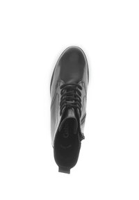 Bottine en cuir noir avec une forme de pied arrondie, un laçage à l'avant, une fermeture éclair sur le côté et une surface texturée. L'intérieur présente une marque et un col rembourré.