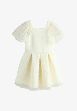 Dětské šaty krémové barvy s texturovaným živůtkem a průsvitnými nabíranými rukávy. Sukně je zdobená květinovou výšivkou a má vrstvený lem.