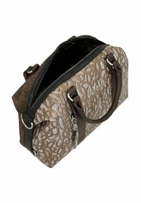 Sac à main marron de créateur avec un extérieur texturé, présentant un motif de lignes entrelacées et une fermeture éclair noire. Comprend des accents de matériel argenté.