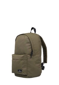 Mochila verde oliva hecha de tela durable, con un bolsillo frontal, tirantes acolchados y un asa de transporte superior.