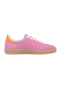 Baskets en daim rose avec des lacets blancs, présentant un accent orange sur le talon et une semelle en caoutchouc gomme, conçues pour une utilisation décontractée.
