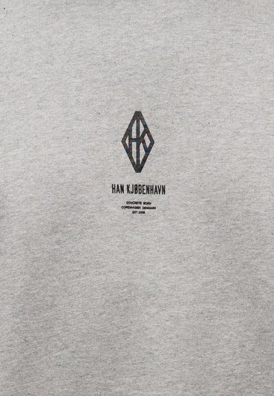 Hanorac gri cu un logo geometric negru și textul „HAN KJOBENHAVN”, cu detalii suplimentare de branding dedesubt. Textură moale.