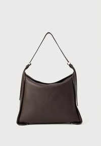 Brūna ādas soma ar teksturētu virsmu, izliekta forma un viena pleca siksna. Aprīkota ar minimālām metāla apdares detaļām.