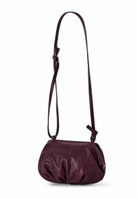 Bolso cruzado de cuero burdeos con un diseño fruncido, correa ajustable delgada y un bolsillo con cremallera. Textura suave, forma compacta.