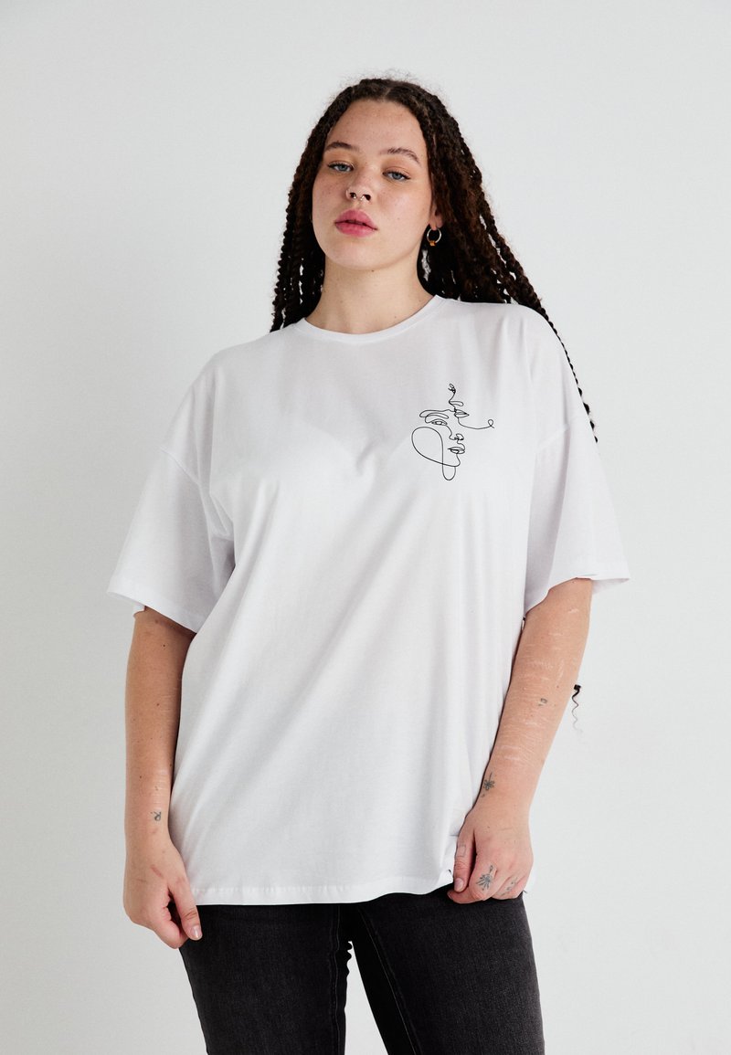 Bílý oversized tričko vyrobené z bavlny, s černým liniovým kresleným designem na levé straně hrudníku. Krátké rukávy a uvolněný střih.