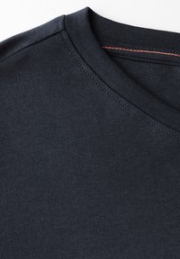Marinblå bomulls-T-shirt med rund halsringning, slät textur och smal röd söm längs kragen. Inga grafik eller mönster förekommer.