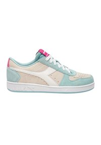 Sneakers con un design in suede color beige chiaro, blu e rosa. Presentano dettagli bianchi, decorazioni perforate e una suola bianca.