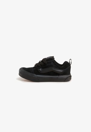 Zwarte sneakers met een bovenwerk van suede, voorzien van een rubberen neuskap, textuuraccenten en platte veters, ontworpen voor casual gebruik.