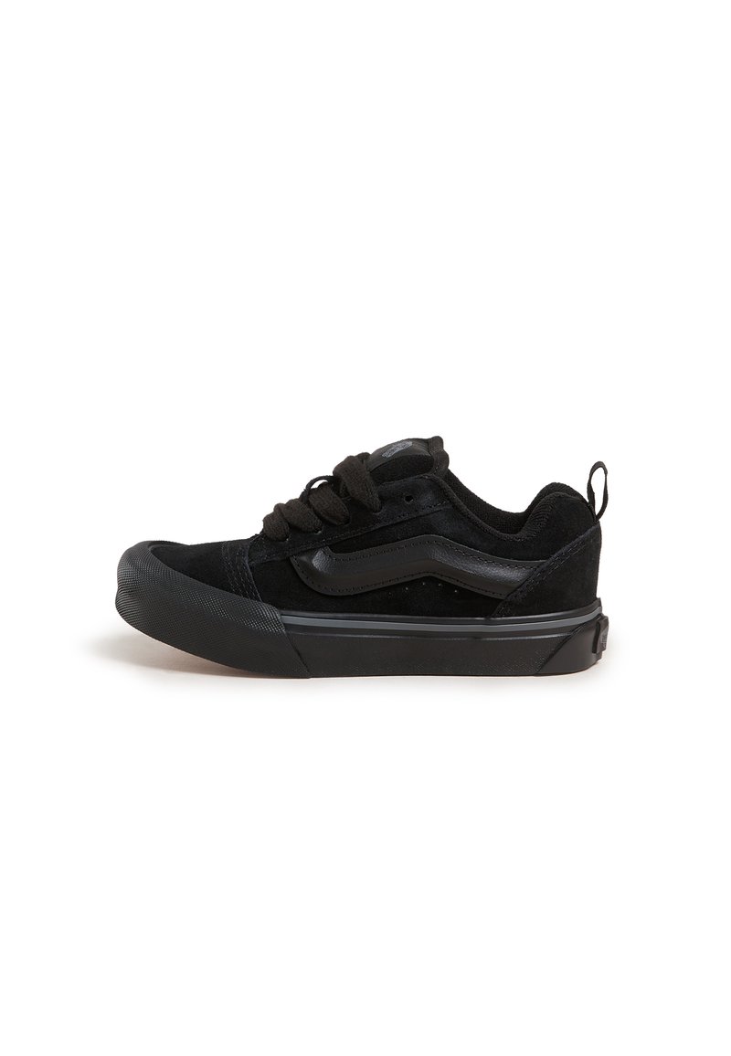Sneakers neri con tomaia in suède, dotati di una protezione della punta in gomma, dettagli testurizzati e lacci piatti, progettati per un uso casual.