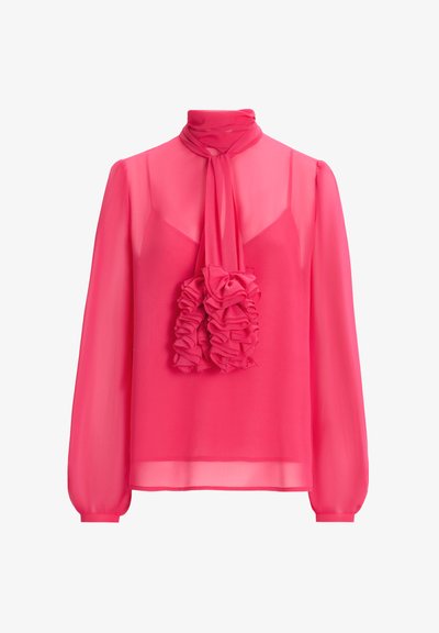 Blusa rosa trasparente a maniche lunghe con colletto alto, dettaglio della sciarpa annodata e accenti arruffati sul davanti, caratterizzata da una texture liscia e leggera.
