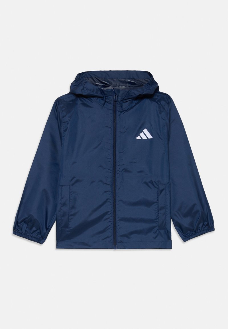 Veste coupe-vent bleu marine avec fermeture zippée à l'avant, capuche, poignets élastiques, deux poches latérales et un logo blanc avec trois rayures sur la poitrine gauche.