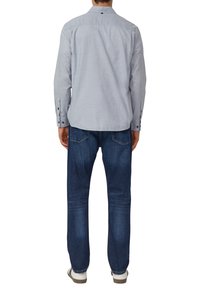 Lichtblauw overhemd met knopen en een textuurrijke afwerking, voorzien van een reguliere kraag, lange mouwen en zwarte knopen, gecombineerd met donkerblauwe spijkerbroek.