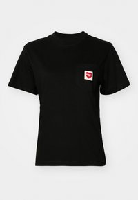 Schwarzes Baumwoll-T-Shirt mit Rundhalsausschnitt und kurzen Ärmeln. Verfügt über eine Brusttasche mit einem roten Herz-Logo und weißem Text.