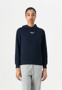Hoodie bleu marine en mélange de coton, doté d'une poche kangourou à l'avant et d'une capuche avec cordon de serrage. Logo brodé sur la poitrine, poignets côtelés.