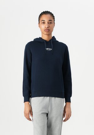 Sudadera azul marino de mezcla de algodón, con un bolsillo canguro en la parte delantera y capucha con cordón. Logo bordado en el pecho, puños acanalados.