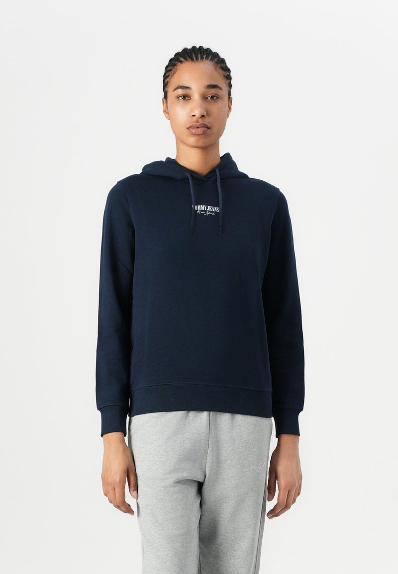 Hoodie bleu marine en mélange de coton, doté d'une poche kangourou à l'avant et d'une capuche avec cordon de serrage. Logo brodé sur la poitrine, poignets côtelés.