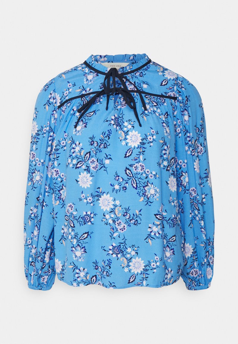 Blusa floral azul com decote franzido, bainha preta, mangas longas e punhos elásticos. Apresenta um padrão floral delicado em branco e azul escuro.