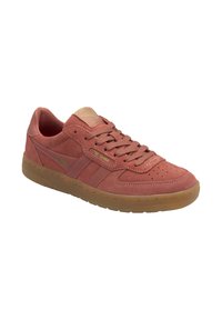 Sneaker in suede rosa polveroso con suola in gomma, caratterizzata da una punta rotonda, perforazioni e lacci tonali. Accenti del logo dorato sulla linguetta e sul lato.