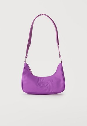 Petit sac à épaule violet avec bord supérieur courbé et sangle réglable, avec logo ovale embossé au centre avant.