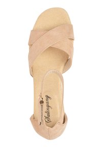 Sandale en daim beige avec des brides croisées, bout ouvert, sangle arrière ajustable et semelle intérieure rembourrée pour le confort. Semelle plate avec une texture minimale.