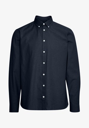 Camisa de botón de manga larga azul marino hecha de tela suave; presenta un cuello con botones y botones blancos en el frente.