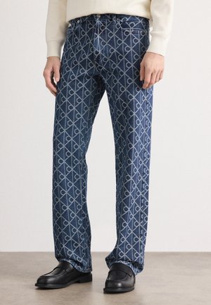 Jean en denim bleu avec un motif géométrique bleu clair, coupe droite et design à cinq poches. Ceinture simple avec fermeture à bouton.